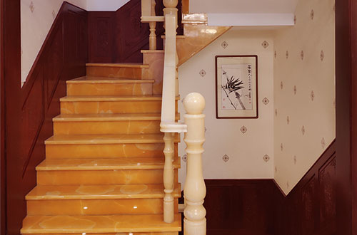 廉江中式别墅室内汉白玉石楼梯的定制安装装饰效果