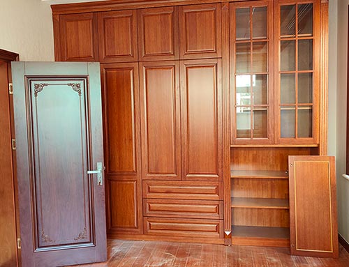 廉江中式家庭装修里定制的实木衣柜效果图